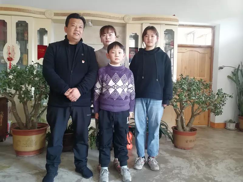 康县“最美家庭”——龙义平一家