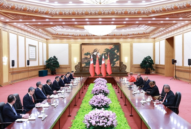 习近平会见汤加国王图普六世